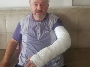 Afyonkarahisar'da nacakla saldırıya uğrayan muhtar kolundan yaralandı