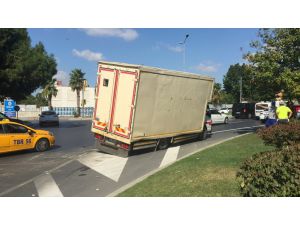 Bakırköy'de devrilen eşya yüklü kamyon trafiği tıkadı