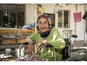 Mersin'deki 85 yaşındaki Nebiha nineye tekerlekli sandalye hediye edildi