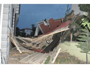 Yozgat'ta şiddetli rüzgar 2 binanın çatısını uçurdu