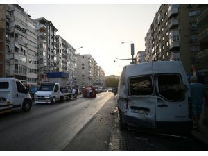İzmir'de panelvan park halindeki araçlara çarptı: 3 yaralı