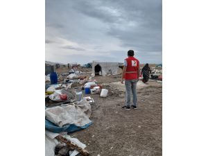 Türk Kızılay, toz fırtınasının yaşandığı Polatlı'da tarım işçilerinin ihtiyaçlarını karşıladı