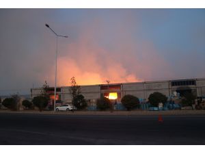 GÜNCELLEME 2 - Kahramanmaraş'ta fabrika yangınına müdahale ediliyor
