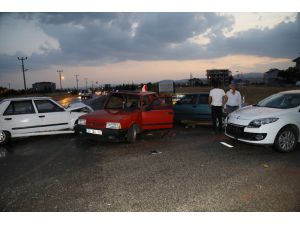 Ankara'da 4 otomobilin karıştığı kazada 3 kişi yaralandı