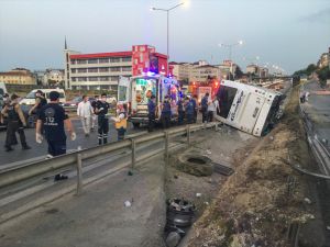 GÜNCELLEME - İstanbul'da yolcu otobüsü devrildi: 9 yaralı