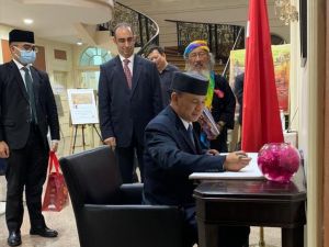 Bruneili ünlü ressamın çalışmaları Türk Büyükelçiliğinde sergilendi