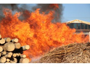 Erzincan'da orman ürünlerini işleyen fabrikada çıkan yangın güçlükle söndürüldü