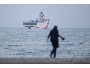Antalya polisi, sismik araştırma gemisi Oruç Reis'i selamladı