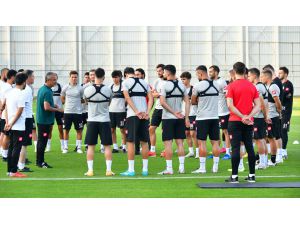 Konyaspor'un yeni teknik direktörü İsmail Kartal, takımıyla ilk antrenmanına çıktı
