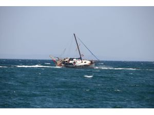 Tekirdağ'da yan yatan yattaki 2 kişi sahil güvenlik ekiplerince kurtarıldı