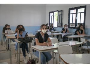 Tunus'ta okullar Kovid-19 önlemleri altında açıldı