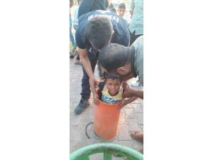 Şanlıurfa'da çöp kutusuna sıkışan çocuk kurtarıldı