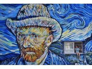 Mersin'de 36 yıllık binanın dış cephesi Van Gogh'un "Yıldızlı Gece" eseriyle kaplandı
