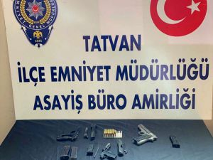 Bitlis'te kapı çerçevesine gizlenmiş fişek ve tabanca parçaları ele geçirildi