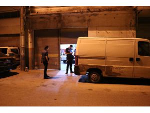 İzmir'de tabancayla vurulan kişi ağır yaralandı