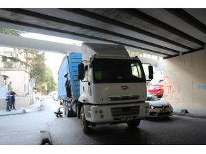Kadıköy'de kamyonun dorsesi köprü altına sıkıştı