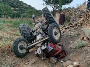Manisa'da devrilen traktörün altında kalan ehliyetsiz sürücü ağır yaralandı