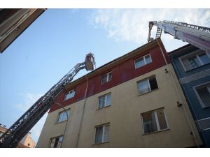Eskişehir'de bir apartmanın çatısında çıkan yangın söndürüldü