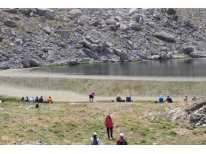 Anamas Dağı'ndaki krater gölü, doğaseverler ile trekking tutkunlarının ilgisini çekiyor
