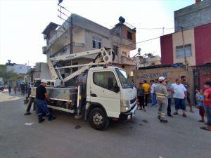 GÜNCELLEME - Adana'da elektrik direğine çıkan kişi akıma kapılarak hayatını kaybetti