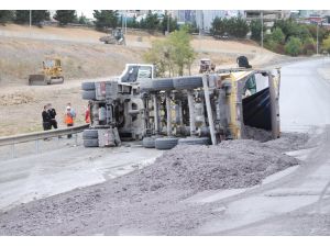 Ataşehir'de hafriyat kamyonu devrildi