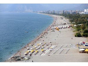 Antalya'da sıcaktan bunalan tatilciler, sahillerde yoğunluk oluşturdu