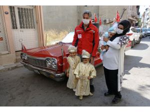 İzmir'de sünnet çocuklarının üstü açık otomobille gezi hayalini Kızılay gerçekleştirdi