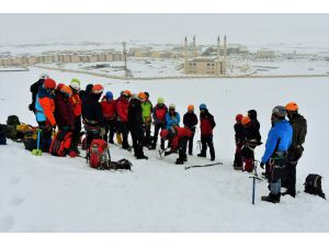 Muş'ta zorlu kış şartlarında dağcılık eğitimi