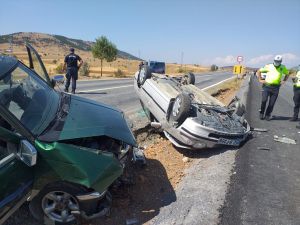 Konya'da kamyonetle otomobil çarpıştı: 3 yaralı