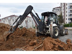 Trabzon'da kanalizasyon çalışması sırasında toprak yığını altında kalan işçi kurtarıldı