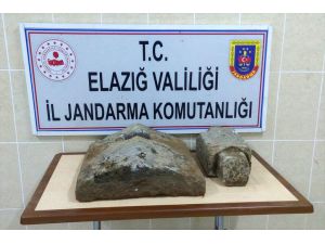 Elazığ'da Osmanlı dönemine ait 2 mezar taşı ele geçirildi