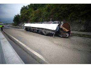 GÜNCELLEME - Bolu Dağı'nda devrilen zift yüklü tanker otomobile çarptı: 3 yaralı