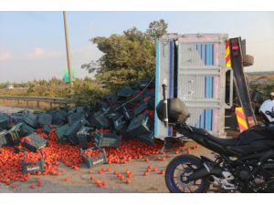 Adana'da domates yüklü kamyon devrildi
