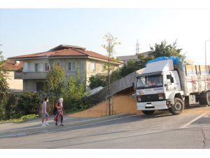 Sakarya'da mısır yüklü kamyon evin bahçesine girdi: 1 yaralı
