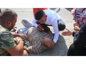 Adana'da kaza yapan otomobildeki damat adayı yaralıya yardım etti