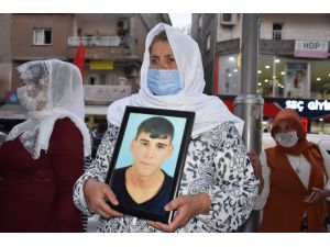 Şırnak'ta yakınları dağa kaçırılan aileler HDP binası önünde eylem yaptı