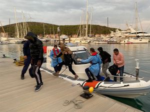 İzmir'de Türk kara sularına geri itilen 10 sığınmacı kurtarıldı