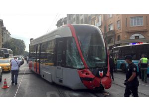 Fatih'te tramvay ile servis aracı çarpıştı
