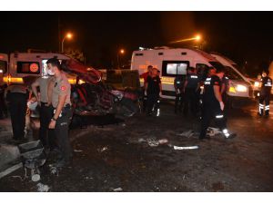Adana'da otomobil ile midibüs çarpıştı: 2 ölü, 4 yaralı
