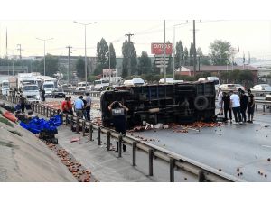 Kocaeli'de kamyonla otomobil çarpıştı: 2 yaralı