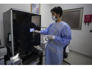 Kan alma biriminde görev yapan robot "Nesli" hastanedeki teması azaltıyor