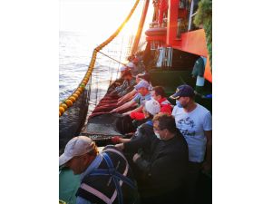Çanakkale Valisi İlhami Aktaş balıkçılarla birlikte ağ çekti