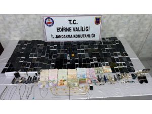 Edirne'de 3 Suriyeli, göçmenlerin para ve eşyalarını gasbettikleri iddiasıyla yakalandı