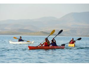 Keban Baraj Gölü, kano tutkunlarının vazgeçilmez adresi oldu