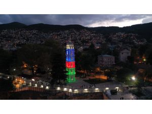 Bursa'nın tarihi Tophane Saat Kulesi Azerbaycan bayrağı renklerinde ışıklandırıldı