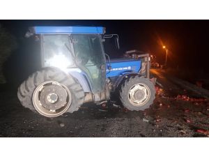 Balıkesir'de otomobil ile traktör çarpıştı: 2 ölü, 1 yaralı