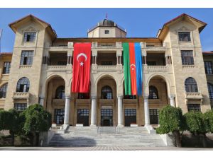 Gazi Üniversitesinin rektörlük binasına Türk ve Azerbaycan bayrakları asıldı