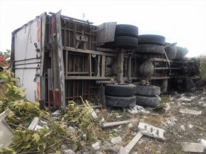 Bursa'da devrilen tıbbi malzeme yüklü kamyonun sürücüsü öldü