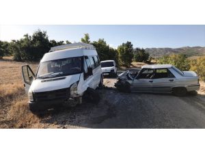 Elazığ'da minibüs ile otomobil çarpıştı: 6 yaralı