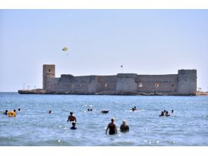 Mersin'de tatilciler güneşli havanın tadını çıkarıyor